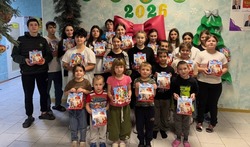 Воспитанники лиманского центра «Дружба» получили подарки от выпускников детских домов